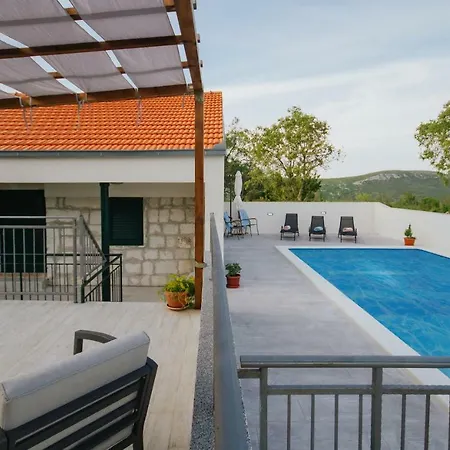 Lanterna Villa *