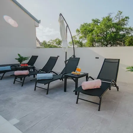 Lanterna Villa Prapatnica